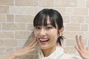 恒松祐里、黒ミニスカ×もふもふブーツで...頬に手を添え「激カワ」ショット　「ツインテ可愛すぎ」「めっちゃ綺麗」