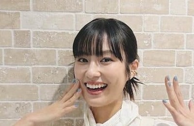 恒松祐里、黒ミニスカ×もふもふブーツで...頬に手を添え「激カワ」ショット　「ツインテ可愛すぎ」「めっちゃ綺麗」