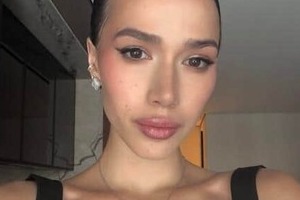 平昌五輪女王・ザギトワ、真っ赤なノースリ衣装で色気ダダ漏れ　「激カワ」ショートヘアも話題に