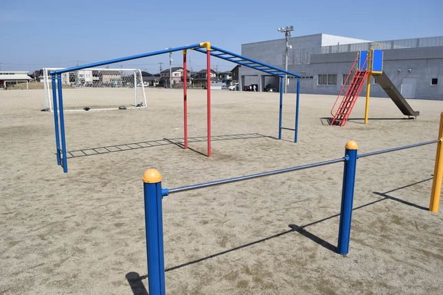 乙武さんに「鉄棒で逆上がりをやれ」という教師はいないはずだ（写真はイメージ）
