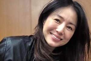 井川遥、上目遣いショットで...癒しの笑顔にキュン　「しゃがんでるのかわいい」「美しすぎ」「綺麗です」