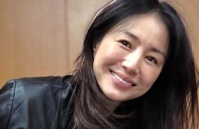 井川遥、上目遣いショットで...癒しの笑顔にキュン　「しゃがんでるのかわいい」「美しすぎ」「綺麗です」