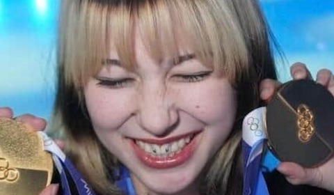 アリサ・リュウ、麻辣湯を楽しむプラべショット　お茶目なポーズで...カワイイがダダ漏れ