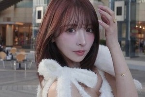 三上悠亜、ショーパンあわせた「ゆあしふく」ショットに悶絶　「めちゃくちゃ可愛い」「オシャレで素敵」