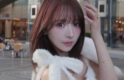 三上悠亜、ショーパンあわせた「ゆあしふく」ショットに悶絶　「めちゃくちゃ可愛い」「オシャレで素敵」