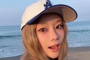 重盛さと美、ミニ丈デニムサロペの破壊力にドキっ　「癒やしの女神」アイス片手にどアップショット