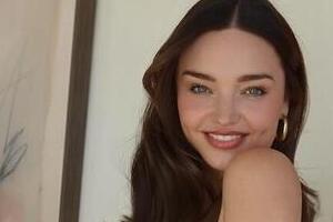 ミランダ・カー42歳、黒キャミワンピ姿の破壊力...異次元の美貌にドキっ　夫は7歳年下イケメン超大物CEO