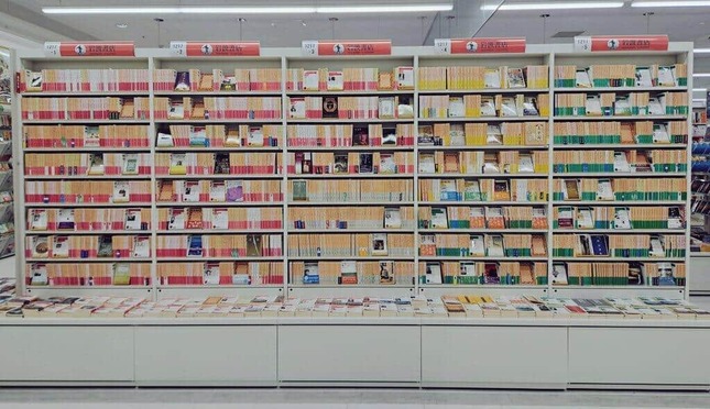 岩波文庫の本棚（写真提供：コーチャンフォー若葉台店）