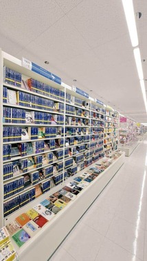 講談社学術文庫の本棚（写真提供：コーチャンフォー若葉台店）