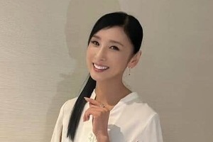 黒木瞳、透け感花柄フリルドレス姿で変わらぬ美貌　「どんどん若返っているような」「艶やかで美し過ぎる」