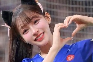 台湾の美女チア・リン・シャン、超ミニ×透け感タイツ＆肩出しトップスで...「激カワ」神スタイルショット