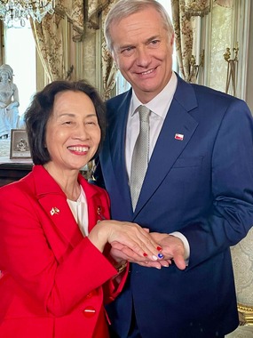 左から松島みどり氏とチリのカスト大統領。国旗カラーのネイルを披露した（写真は在チリ日本大使館のXから）