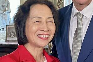 松島みどり首相補佐官、「チリ国旗ネイル」でカスト大統領との会談を報告　「大統領は大変喜び」