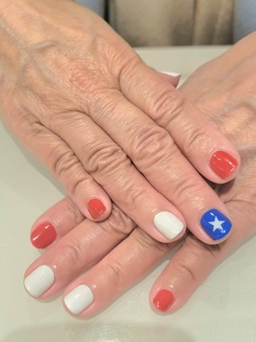 ネイルを拡大すると…チリの国旗の色に（松島みどり氏のXから）