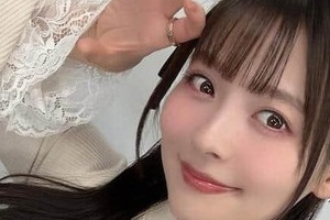 人気声優・上坂すみれ、ミニスカ×セーラー服姿で...流し目にドキっ　「違和感が無い」「最高に可愛い」