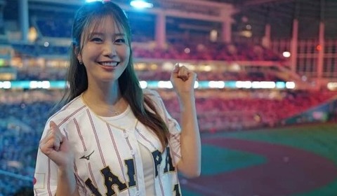 稲村亜美、白タンクトップ姿で色気にドキっ...WBCマイアミ観戦オフショット　「めっちゃえぇ」「可愛すぎる」
