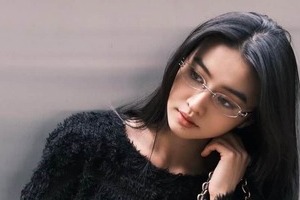 キムタク＆静香の次女Koki，さわやか白ワンピ姿ですらり神スタイル炸裂　カメラ目線ショットにドキっ