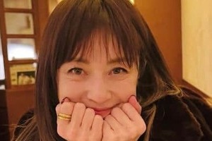 高岡早紀、脚ながっ...ブラックコーデですらり神スタイルの美貌　「きれいすぎる」「美しくてため息」