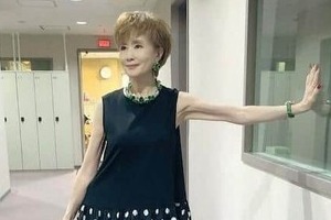 小柳ルミ子、ゴールドの衣装でかっこよすぎ反響　「なんて素敵」「スタイル良すぎ」「惚れ惚れする」
