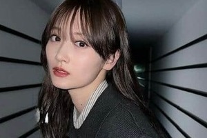 山下美月、膝上ミニスカ×ハイソ×肩出しノースリの春服コーデ　すらりスタイルでかわいさ限界突破