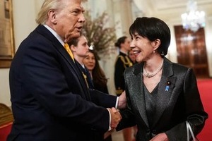 早大名誉教授、「ほらサナエ。今すぐイランへ飛んで、床に額なすりつけて...」投稿に批判殺到
