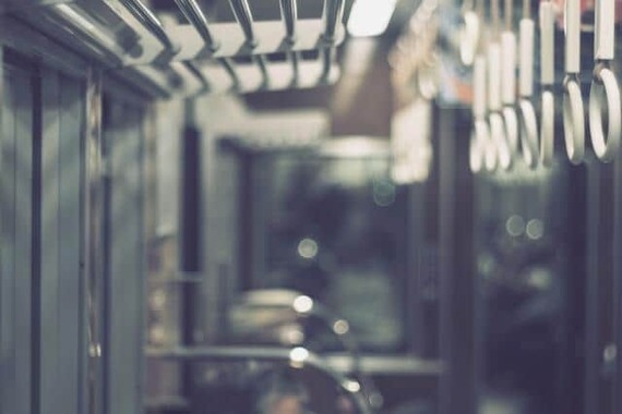 通勤電車で隣の女性が居眠り…どうしたら？（写真はイメージ）