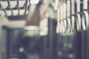 「すみません」朝の通勤電車で隣の女性が居眠り...肩にもたれたまま動かず　降りる駅に着いて起きた出来事