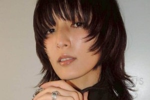 元「E-girls」藤井萩花、ミニスカ姿で砂浜に寝転ぶショットにドキっ　リラックスした雰囲気で