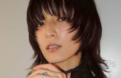 元「E-girls」藤井萩花、ミニスカ姿で砂浜に寝転ぶショットにドキっ　リラックスした雰囲気で