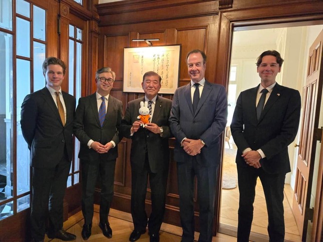 ミッフィーを手ににっこり（石破氏のXから）
