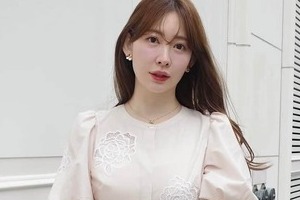 小嶋陽菜、ヘソ出しミニ丈Tシャツ×デニムで...宮古島を満喫ショット　「可愛い脚長い」「スタイルが良すぎ」