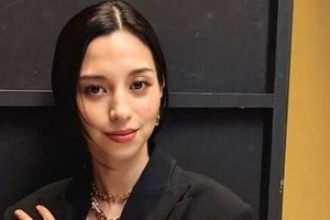 中条あやみ、色気にドキっ...キャミソールセットアップでパリを歩く　髪かき上げ笑顔で...国宝級の美貌ダダ漏れ