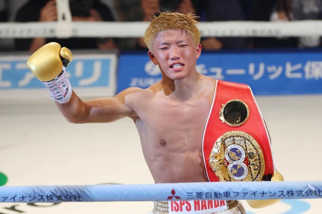 2023年のIBF 世界ミニマム級暫定王者決定戦でベルトを手にする重岡銀次朗さん（写真：YUTAKA/アフロスポーツ）