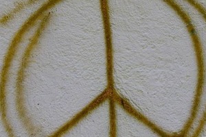 バンドのボーカル、「声に出しておこう」と訴え...「戦争反対と気軽に言えなくなったらその国はかなりヤバい」