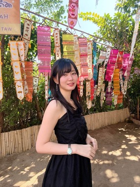 いけちゃんの近影。「笑気ガスも普通に売ってるカオスすぎるカオサンロードで買ったワンピース笑」姿だ（いけちゃんのXから）