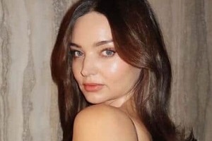 ミランダ・カー、色っぽキャミ姿で異次元の美貌...めぢから強めでドキっ　夫は7歳年下イケメン超大物CEO