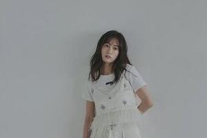 前田敦子、肩出しグレーのノースリで...腕くみポージングにドキっ　「可愛いすぎて声出た」「本当に美しい」