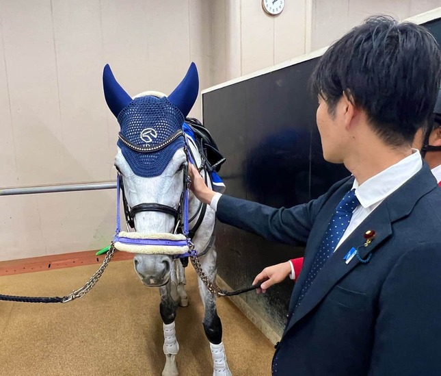 鈴木憲和農水相のXから。2025年11月には、ジャパンカップの表彰式に東京競馬場に出向いたことをポストしていた
