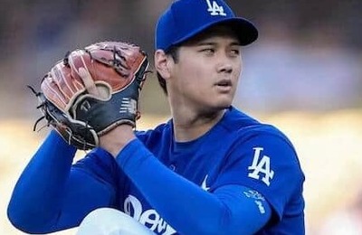 大谷翔平が小さく見える？...206cmNBAレジェンドと笑顔2ショット　大谷が始球式でキャッチャーつとめる