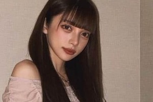 広島カープ・小園海斗のモデル妻、超ミニコーデで神スタイルの美貌...バスケ観戦へ　「今日も可愛すぎ」「神」