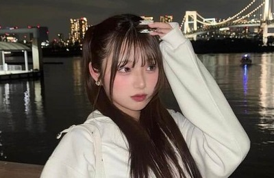 辻希美の長女・希空、ミニ丈×パーカーのコーデで「激カワ」ショット　「何枚目が好き？」カメラ目線にドキっ