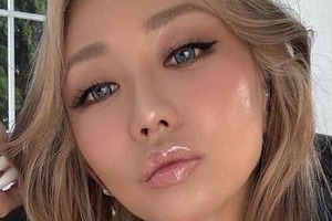 森高千里、膝上スカートあわせ...すらり神スタイルの美貌　倖田來未との2ショットに反響「可愛いがすぎる」