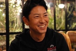 元テレ朝アナ富川悠太、「愛する息子2人」と3ショットでデレデレ顔　イケメン長男はジュノンボーイ