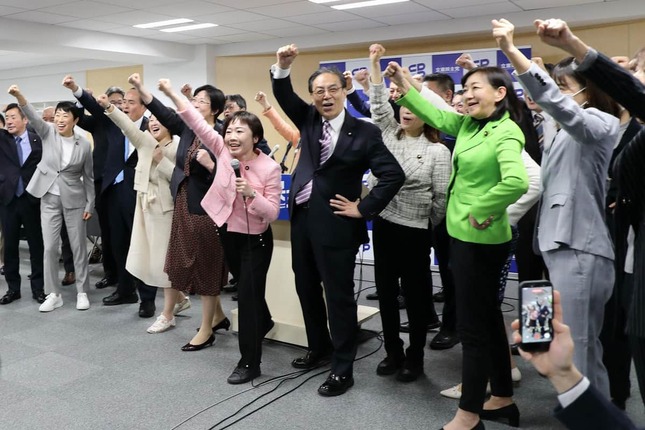 立憲の党大会は恒例の「ガンバロー」三唱で締めくくられた