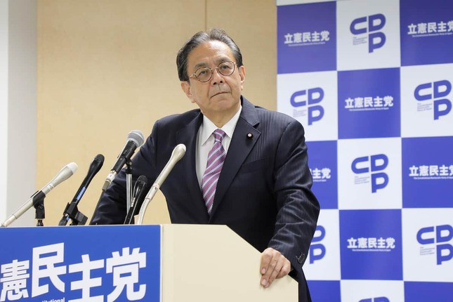 記者会見で記者の質問に答える水岡俊一代表