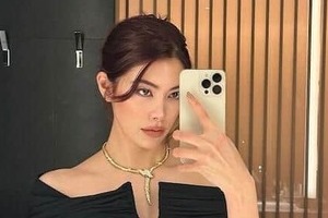 森星、超ミニ＆トレンチコートさらり着こなし...衝撃の神スタイル炸裂　祖母は森英恵、姉は森泉