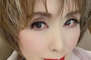 小柳ルミ子、ブラウンのショーパン×ロングブーツで...かっこよすぎ圧巻スタイル　「相変わらずお綺麗」「おしゃれ」