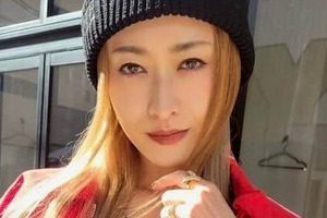 山田優、ミニワンピ×ロングブーツでさすがのオーラ　「かわいー！」「いつも綺麗」異次元スタイルに衝撃