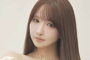 三上悠亜、超ミニ丈ツイードのワンピで階段に立ち...脚クロスしてポージング　「めちゃくちゃ美しい」