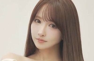 三上悠亜、超ミニ丈ツイードのワンピで階段に立ち...脚クロスしてポージング　「めちゃくちゃ美しい」